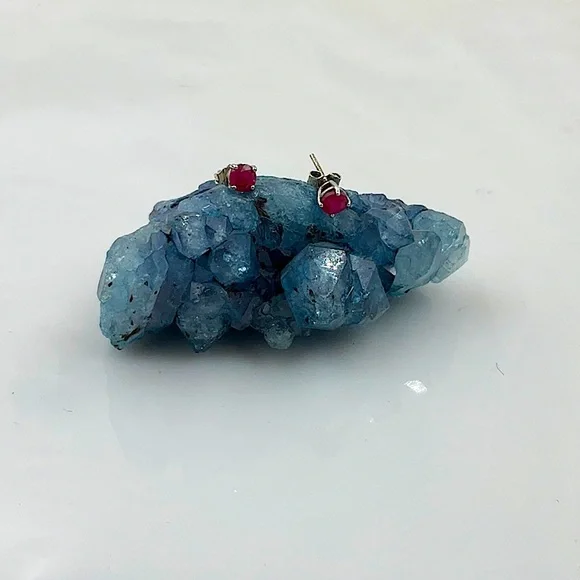 Vtg.Silver 4 Prong Set With Posts InThe Center Of These Beautiful Ruby Earrings - Picture 6 of 6